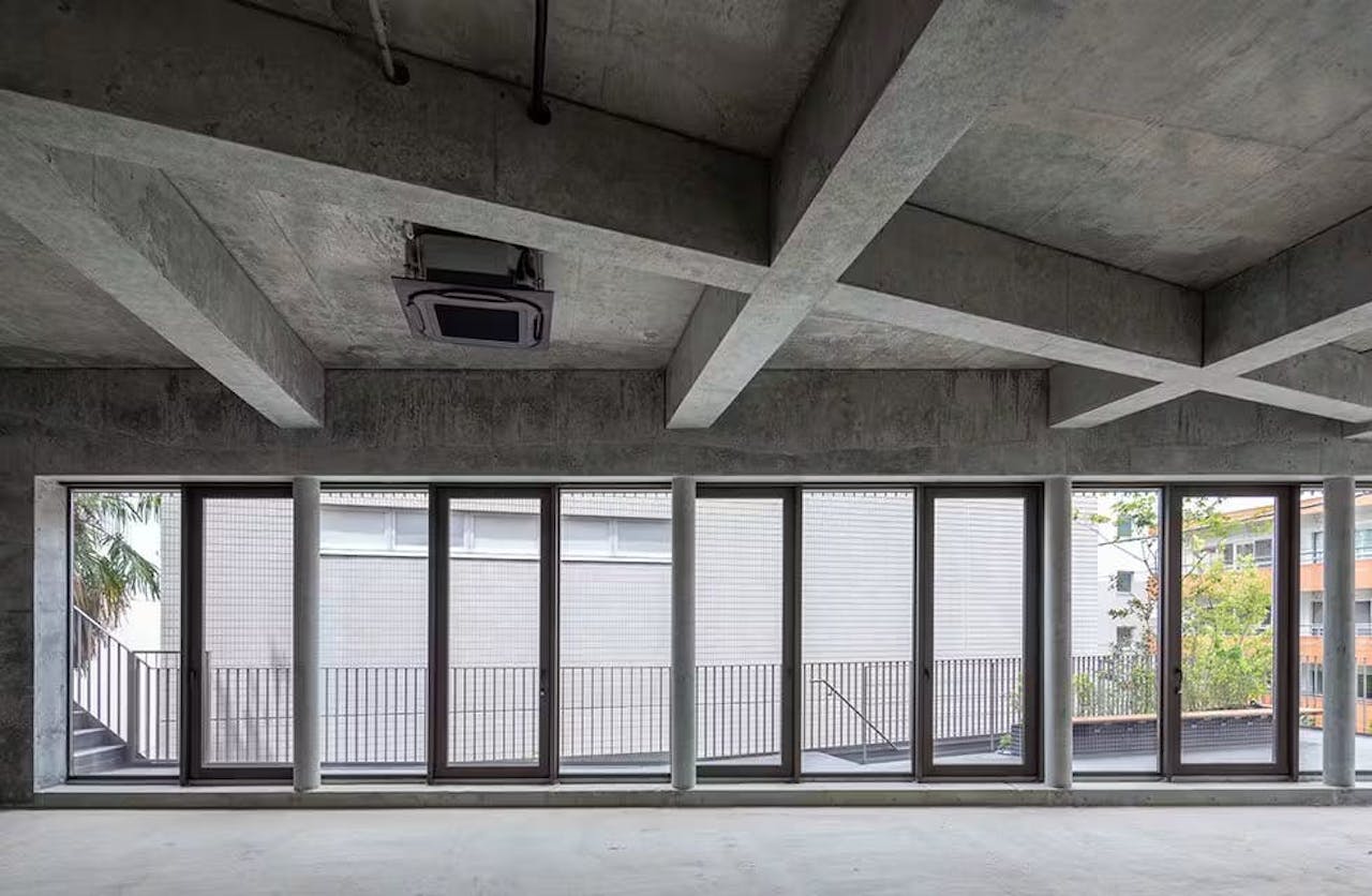 木製・高さ3000mm・網なしと耐火建築でありながら開放感のある空間を実現