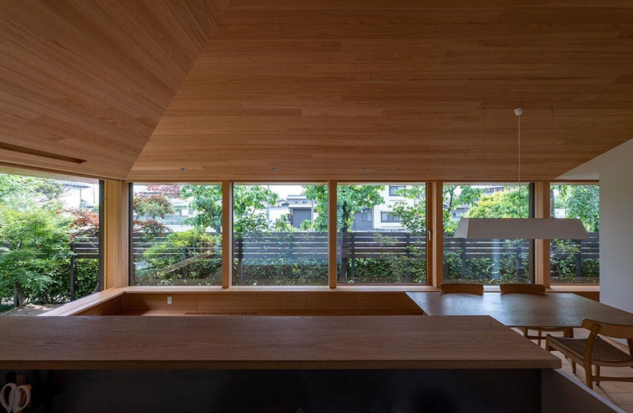 木のぬくもりと開放感を両立した連窓